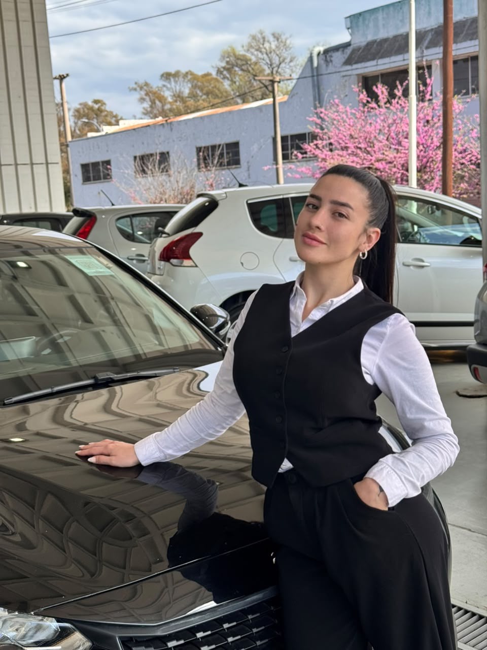 Juliana Mur junto a un auto en el concesionario